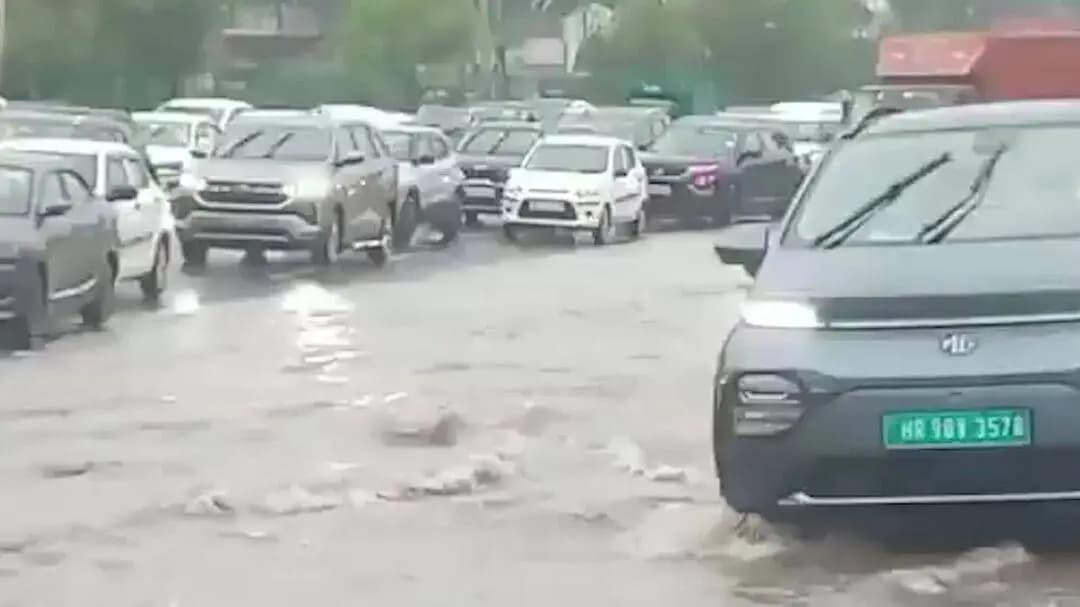 भारी बारिश से महिपालपुर में जलभराव, सड़कों पर लगा लंबा जाम