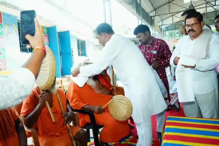 ଛେଣ୍ଡିପଦା: ଛେଣ୍ଡିପଦା ଗ୍ରାମ ପଞ୍ଚାୟତ କାର୍ଯ୍ୟାଳୟ ପରିସରରେ ଆୟୋଜିତ କାର୍ଯ୍ୟକ୍ରମରେ ଯୋଗ ଦେଲେ ବିଧାୟକ ଅଗସ୍ତି ବେହେରା