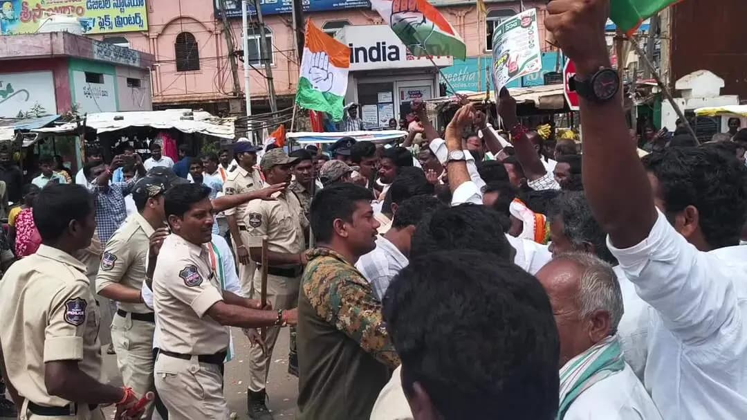 భూపాలపల్లి: అంబేద్కర్ కూడలీ లో ఉద్రిక్తత వాతావరణం... ఒకేసారి కాంగ్రెస్ సంబరాలు, బీఆర్ఎస్ నేతల నిరసన కార్యక్రమాలు..