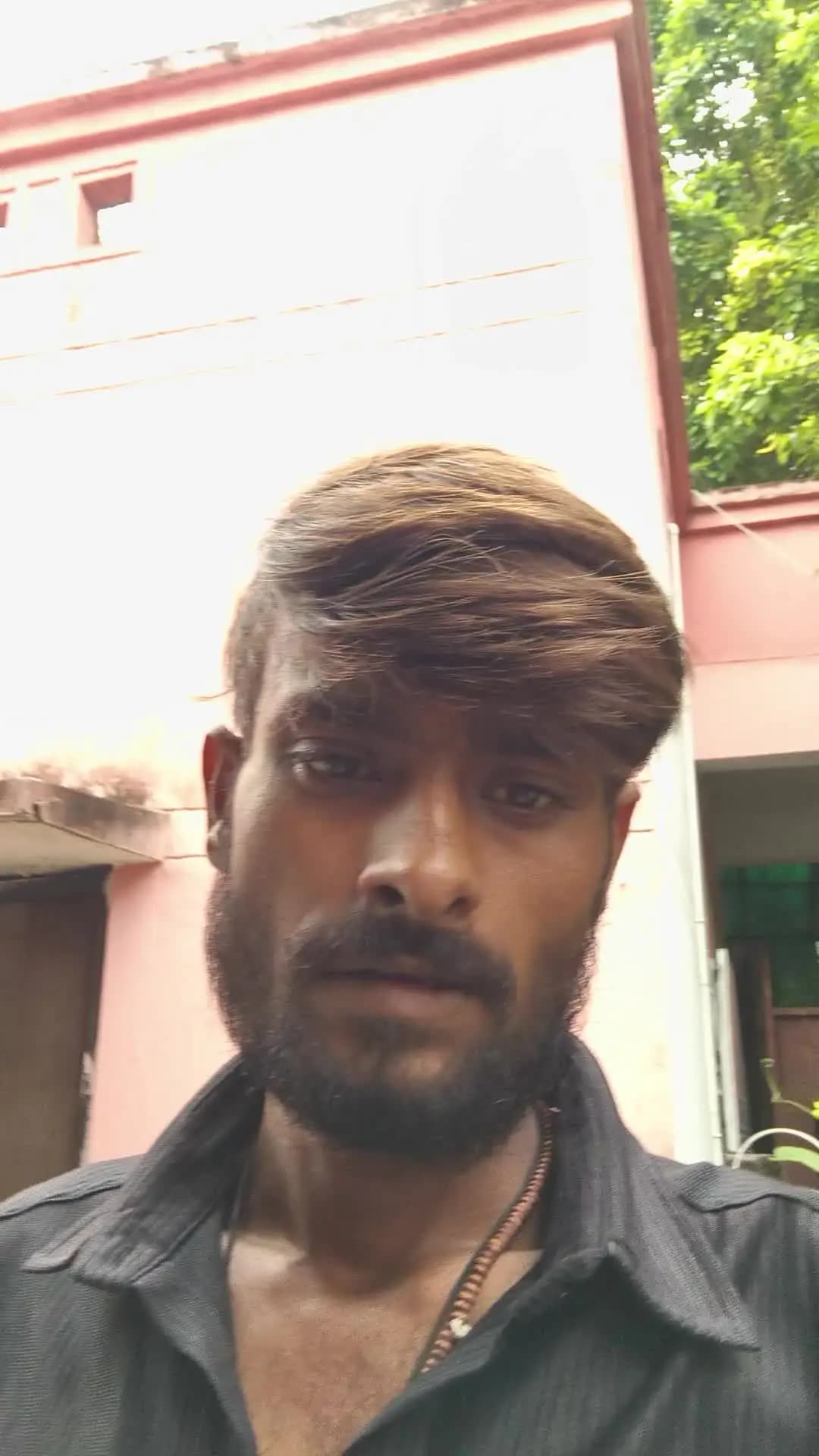 सरकारी अस्पताल मौदहा,,,,बिना टाइम के पर्चा बनाना बंद कर देते है गेट में लिख रखे है 2 बजे तक पर्चा बनेगा लेकिन 1:30 बंद