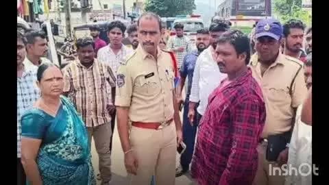 మణుగూరు: మణుగూరు పట్టణంలోని స్టేట్ బ్యాంక్ సమీపంలో ఆటో డ్రైవర్ మరో వ్యక్తి పై దాడి, పెట్టనా స్థలానికి చేరుకొని ఇరువురిని చెదరగొట్