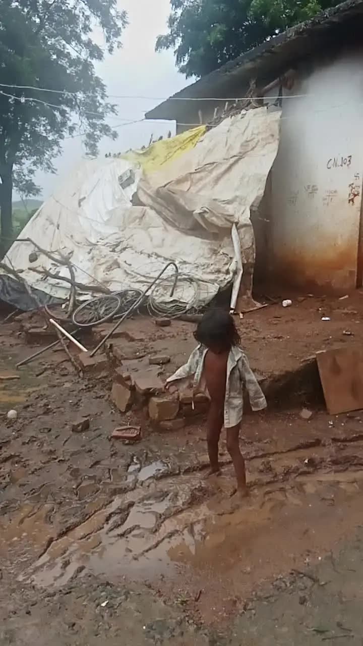 ग्राम करम ई तहसील कोलारस एक टपरा गिर चुका है ग्राम करम ई पानी के मौसम खराब होने पर