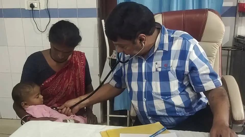 #बालाघाट
जिला प्रशासन द्वारा प्रवाहित क्षेत्र से पहुंचने वाले मरीजों के उपचार व बेहतर स्वास्थ्य सुविधाओं के लिए जिला चिकित्सालय के चिकित्सक एवं स्वास्थ्यकर्मी पूरी तत्परता से सेवाएं प्रदान कर रहे हैं।
साथ ही स्वास्थ्य और स्वच्छता के प्रति जागरूक किया जा रहा है।
#CMMadhyaPradesh
#JansamparkMP #healthminmp
#PMOIndia #rshuklabjp
#nsp2106 #MoHFW_INDIA
#NHM_MP #mp_iec