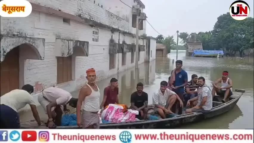 बाढ़ पीड़ितों लोगों के बीच वार्ड पार्षद ने सूखा राशन का वितरण किया