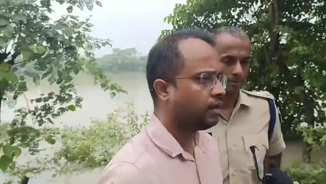 सारण जिले के 07 प्रखंडों में 33 पंचायतों के 93 गांव बाढ़ प्रभावित, 2.05 लाख से अधिक आबादी प्रभावित
119 नाव एवं 06 बोट एंबुलेंस परिचालित, 377 पशुओं को पशु आश्रय स्थलों में आश्रय; माही नदी के दायाँ तटबंध की मरम्मत का कार्य युद्धस्तर पर जारी
छपरा 5 सितंबर,2026
सारण जिले में बाढ़ की वर्तमान स्थिति के मद्देनजर जिला प्रशासन द्वारा प्रभावित क्षेत्रों में राहत एवं बचाव कार्य लगातार संचालित किए जा रहे हैं। जिले के 07 प्रखंडों की कुल 33 पंचायतों के 93 गांव बाढ़ से प्रभावित हैं, जहां कुल 2,05,849 आबादी प्रभावित है।
बाढ़ प्रभावित क्षेत्रों में आवागमन एवं राहत-बचाव कार्यों के लिए कुल 119 नाव एवं 06 बोट एंबुलेंस परिचालित हैं। बोट एंबुलेंस के माध्यम से आवश्यकता के अनुसार प्रभावित लोगों को त्वरित चिकित्सा सुविधा उपलब्ध कराई जा रही है। अब तक 377 पशुओं को पशु आश्रय स्थलों में आश्रय दिया गया है। प्रभावित क्षेत्रों में पॉलिथीन शीट, सूखा राहत राशन एवं अन्य आवश्यक राहत सामग्री का