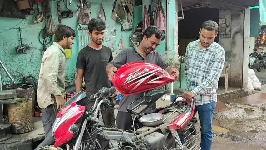 मंदसौर: मंदसौर में पेट्रोल में मिलावट के आरोप, खराब हुए दोपहिया वाहन नेहरू बस स्टैंड गैरेज पहुंचे