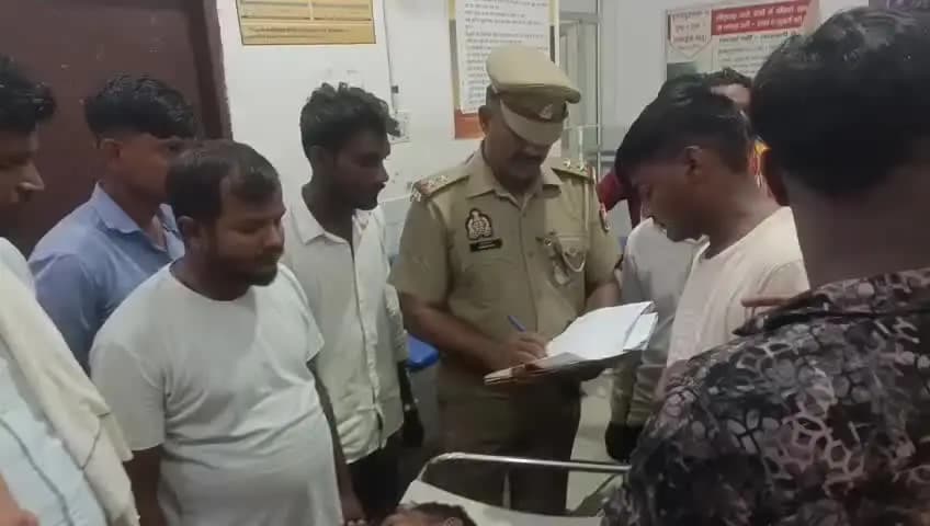 मऊ: मऊ रेलवे स्टेशन पर पार्किंग की पर्ची को लेकर ऑटो ड्राइवर को पार्किंग स्टैंड कर्मचारी ने जमकर मारा