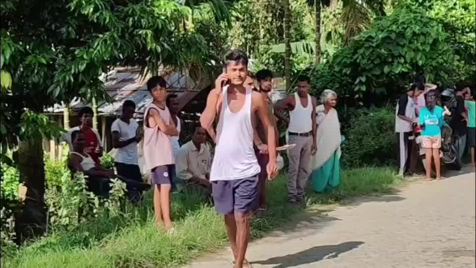 নগাঁও: 👉ৰহাৰ মধ্য দীঘলদৰিত কলঙ নদীত উদ্ধাৰ এটা মৃতদেহ।
👉পানীত উটি আহিছে এগৰাকী অচিনাক্ত মহিলাৰ মৃতদেহ ।