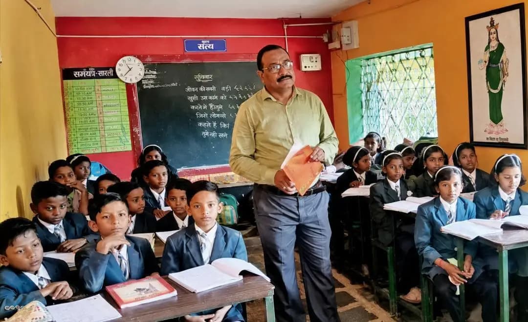 मानपुर: कोरकछी के आदिवासी बच्चे खेल-खिलौनों से सीख रहे पढ़ाई