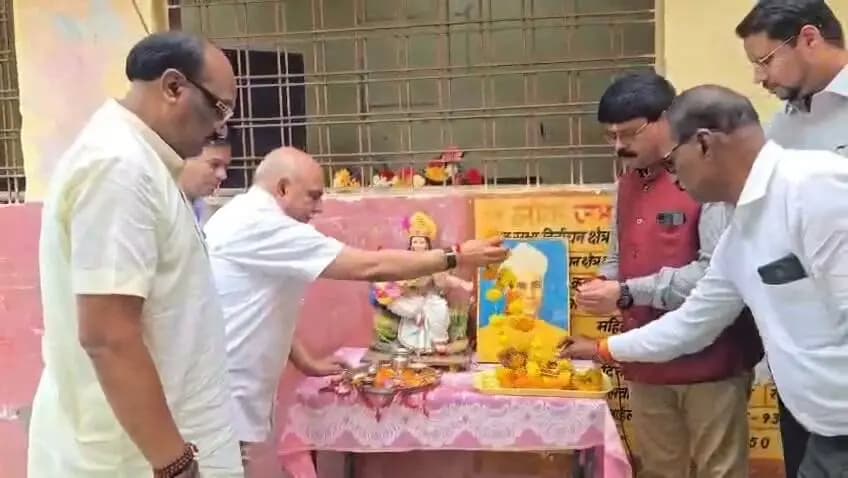 ➡️ #शिक्षक_दिवस के अवसर पर जिले के 227 शासकीय स्कूलों में अधोसंरचना विकास एवं उन्नयन कार्यों का शुभारंभ किया गया। शिक्षा संजीवनी अभियान के तहत शुरू किए जा रहे इन कार्यों में सरकार के साथ समाज, जनप्रतिनिधियों, सहयोगी संस्थाओं, पालकों एवं शिक्षकों की सहभागिता सुनिश्चित की जा रही है। अभियान का उद्देश्य शासकीय स्कूलों की अधोसंरचना को सुदृढ़ करने के साथ उन्हें आकर्षक, सुरक्षित एवं विद्यार्थियों के लिए बेहतर शैक्षणिक वातावरण प्रदान करना है।
बैतूल विकासखंड में शिक्षा संजीवनी अभियान का जिला स्तरीय शुभारंभ केंद्रीय राज्यमंत्री श्री दुर्गादास उईके एवं प्रदेश अध्यक्ष भाजपा एवं बैतूल विधायक श्री हेमन्त खंडेलवाल के मुख्य आतिथ्य में हुआ। कार्यक्रम में जिला विकास सलाहकार समिति के सदस्य श्री सुधाकर पवार, जिला पंचायत उपाध्यक्ष श्री हंसराज धुर्वे, कलेक्टर डॉ. सौरभ संजय सोनवणे सहित अन्य जनप्रतिनिधि, शिक्षक एवं सहयोगी संस्थाओं के प्रतिनिधि उपस्थित रहे।
अभियान के तहत विधायक श्री हेमन्त खंडेलवाल ने एकीकृत माध्यमिक शाला बडोरा, माध्यमिक शाला कोसमी, माध्यमिक शाला जामठी एवं खेड़ी सांवलीगढ़ में अधोसंरचना विकास एवं उन्नयन कार्यों का शुभारंभ किया। इस अवसर पर मां सरस्वती एवं भारत रत्न डॉ. सर्वपल्ली राधाकृष्णन के छायाचित्र पर पुष्पांजलि अर्पित की गई। साथ ही शिक्षक दिवस के अवसर पर शिक्षकों का शाल एवं श्रीफल भेंट कर सम्मान किया गया।
CM Madhya Pradesh
Jansampark Madhya Pradesh
Department of School Education, Madhya Pradesh
#JansamparkMP
#बैतूल
#betul