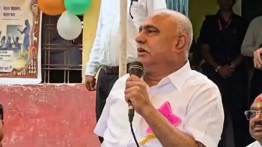 ➡️ सरकार के साथ समाज की सहभागिता से बदलेंगे स्कूलों के स्वरूप
विधायक श्री हेमन्त खंडेलवाल ने कहा कि मध्यप्रदेश सरकार शिक्षा के क्षेत्र में अधोसंरचना विकास को प्राथमिकता देते हुए निरंतर नए आयाम स्थापित कर रही है। हमारा प्रयास है कि अधोसंरचना विकास के साथ समाज को भी शिक्षा के मंदिरों से जोड़ा जाए और शासकीय स्कूलों को आकर्षक एवं सुंदर स्वरूप दिया जाए। यही स्कूल 2047 के विकसित भारत का नेतृत्व करने वाली युवा शक्ति के निर्माण का आधार बनेंगे।
उन्होंने कहा कि पूर्व में शिक्षा व्यवस्था में समाज का सीधा जुड़ाव रहता था। समय के साथ यह जुड़ाव कम हुआ और स्कूल समाज की सीधी निगरानी से दूर होते गए। शिक्षा संजीवनी अभियान के माध्यम से सरकार और समाज की सहभागिता को फिर से मजबूत करने का प्रयास किया जा रहा है।जनसहभागिता से स्कूलों की कमियों को दूर करने, व्यवस्थाओं की निगरानी करने और आवश्यक सुविधाओं को बेहतर बनाने की दिशा में कार्य किया जाएगा।
CM Madhya Pradesh
Jansampark Madhya Pradesh
Department of School Education, Madhya Pradesh
#JansamparkMP
#बैतूल
#betul