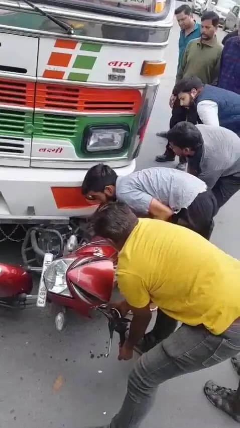 कल्पा: खलिनी में बाइक बस के नीचे घुसी, बाइक सवार सुरक्षित