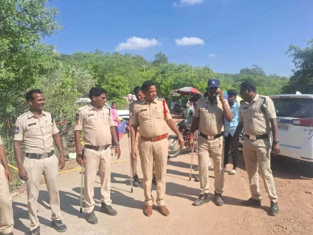 వనపర్తి: వనపర్తి తిరుమలయ్యగుట్టలో పటిష్ట బందోబస్తు: వృద్ధురాలిని ఆదుకున్న పోలీస్