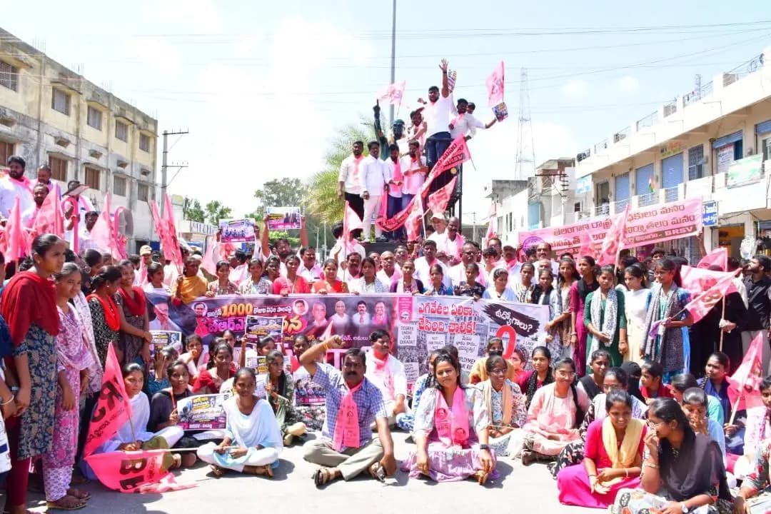 వనపర్తి: వనపర్తిలో బీఆర్ఎస్వీ నిరసన: విద్యార్థుల కోసం రోడ్డెక్కిన విద్యార్థి సంఘాలు