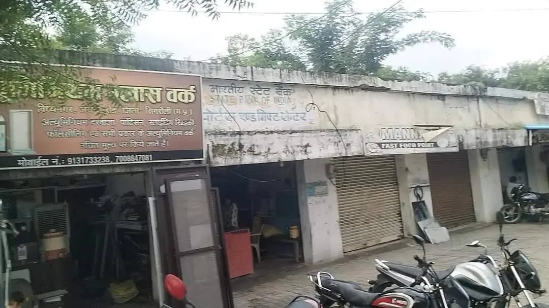 सिंगरौली के विंध्यनगर नवजीवन विहार सेक्टर नंबर-2 स्थित संडे मार्केट के सामने बना कादंबरी कॉम्प्लेक्स पूरी तरह जर्जर हालत