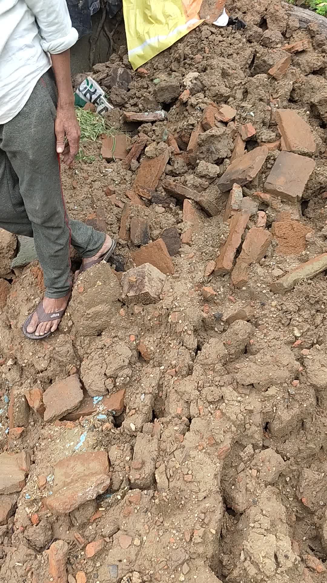 खलीलपुरा निवासी राजू परिहार का मकान बारिश के कारण गिर गया हैओर न ही कोई सुनवाई हो रह#योगी
आदित्य नाथ@दैनिक जागरण