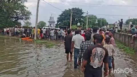 मनिया: सड़क पर भरे पानी के बीच बेकाबू हुई ईको वैन, पोखरनुमा जगह में गिरी, मां, बेटा-बेटी समेत 4 की मौत, 5 घायल