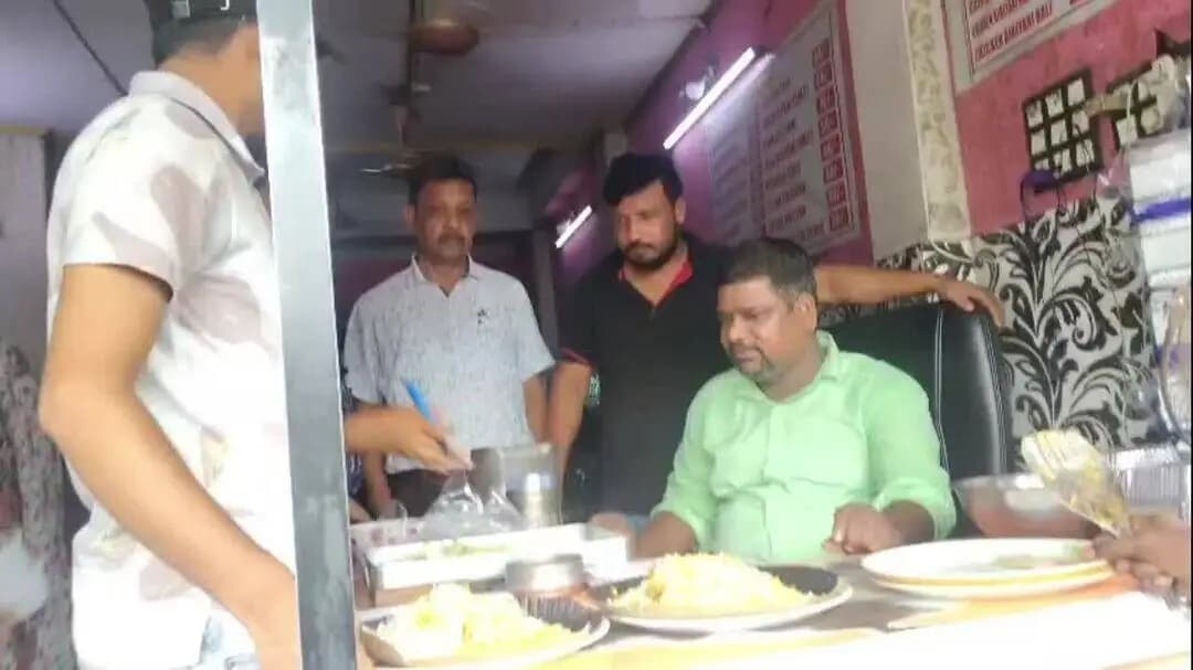 ইসলামপুর: ইসলামপুরে হোটেল-রেস্তোরাঁয় খাদ্য সুরক্ষা দপ্তরের অভিযান