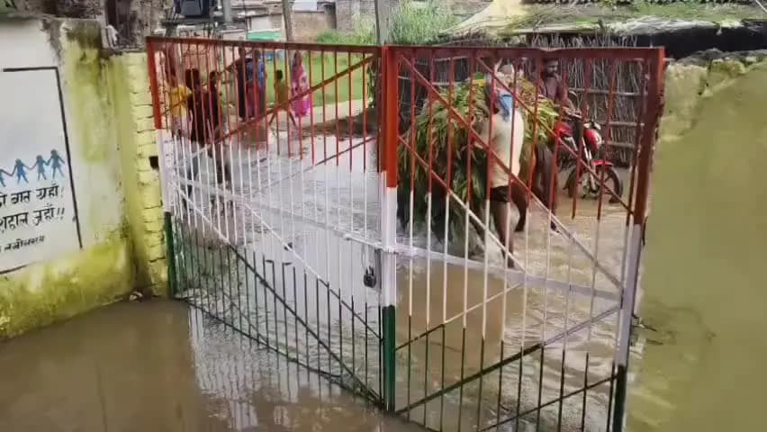 पिपरिया: पिपरिया में बाढ़ से भयावह हालात, सामुदायिक स्वास्थ्य केंद्र का रास्ता बंद, थाने में घुसा पानी
