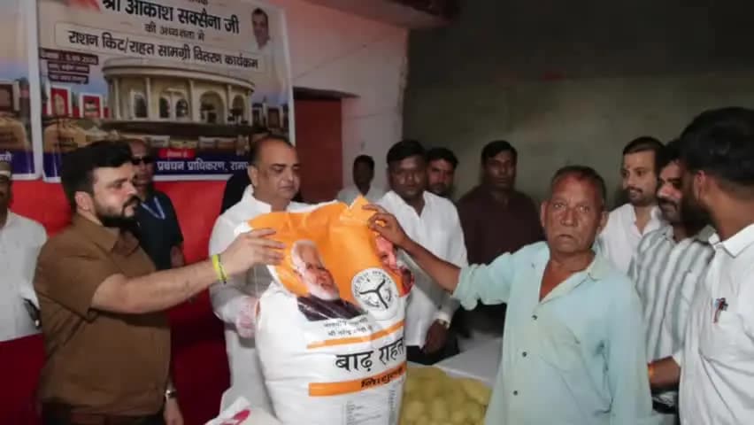 रामपुर: ग्राम भैय्या नगला में बाढ़ प्रभावित पीड़ितों को डीएम और विधायक ने राहत सामग्री बांटी
