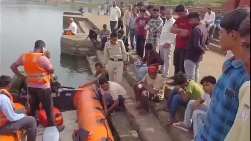 बुरहानपुर: ताप्ती नदी के राजघाट पर मछली पकड़ने गया आजाद नगर का युवक डूबा, पुलिस-होमगार्ड ने की तलाश