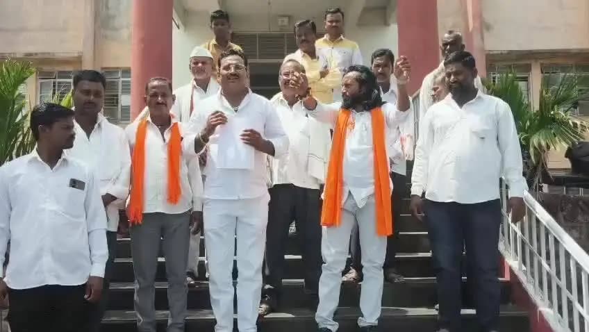 शिरूर कासार: शिवसेना ठाकरे गटाच्या वतीने विविध मागण्याची शिरूर कासार तहसीलदार यांना निवेदन दिले