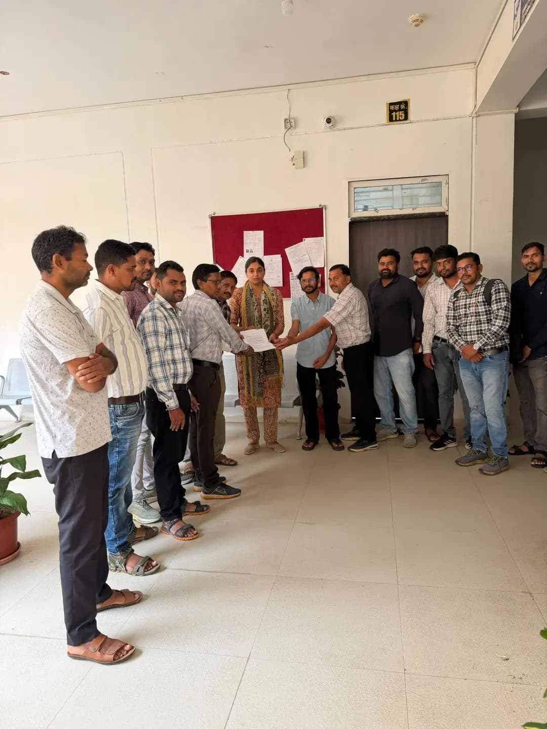 अलीराजपुर: डिंडौरी पटवारियों की समस्याओं के समर्थन में अलीराजपुर पटवारी संघ ने मुख्यमंत्री को ज्ञापन सौंपा