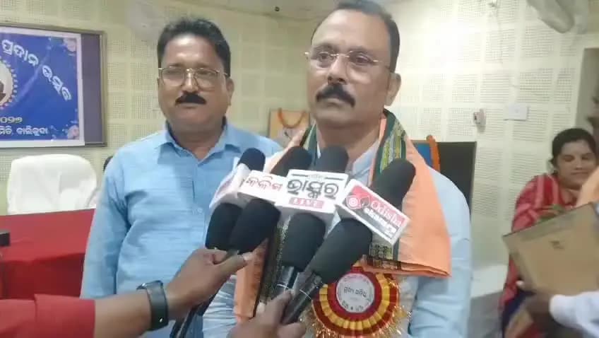 ବାଲିକୁଦା: ବାଲିକୁଦା ବ୍ଳକ ରେ ଆୟୋଜିତ ଗୁରୁ ପୂଜନ କାର୍ଯ୍ୟକ୍ରମ ରେ ଯୋଗଦେଇ ମତବ୍ୟକ୍ତ କଲେ ସ୍ଥାନୀୟ ବିଧାୟକ ସାରଦା ପ୍ରସନ୍ନ ଜେନା