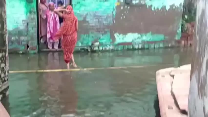 खेरागढ़: जगनेर में जलभराव से त्रस्त वार्डवासियों के साथ धरने पर बैठे कांग्रेस जिलाध्यक्ष