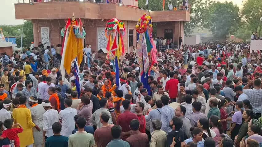 चूरू: चूरू में गोगाजी के अनूठे मेले में श्रद्धालु सांपों और गोह को हाथों में थामे भक्ति में झूमे
