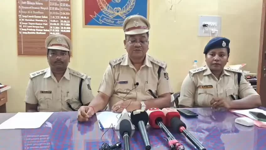 ଉମରକୋଟ: ଅବସର ପ୍ରାପ୍ତ ଶିକ୍ଷକ ଙ୍କ ଘରୁ ଲୁଟ କରିଥିବା ଦୁଇ ଲୁଟେରା ଗିରଫ, ନିଜ କାର୍ଯ୍ୟାଳୟରେ ସୁଚନା ଦେଲେ ଏସଡିପିଓ ଶ୍ରୀ ଶୁଭେନ୍ଦୁ ଶବର