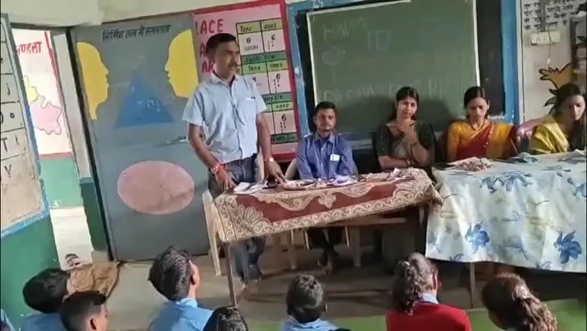 नारायणगंज: एकीकृत माध्यमिक विद्यालय रतनपुर चौकी के विद्यार्थियों ने ग्रीटिंग कार्ड व पेन भेंट कर गुरुजनों का सम्मान व आभार जताया