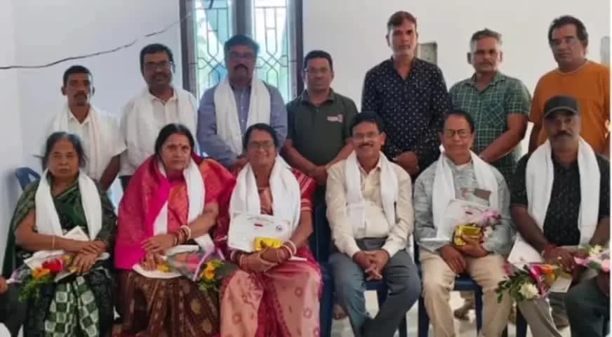 ରାୟଗଡା: କାଶୀପୁର ବ୍ଲକର ଟିକିରିରେ ଉତ୍କଳ ମିଡ଼ିଆ ସାମ୍ବାଦିକ ସଂଘ ପକ୍ଷରୁ ଗୁରୁଦିବସ ପାଳିତ