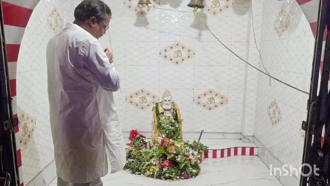আমডাঙা: গুমার তারাবেড়িয়া গ্রাম পঞ্চায়েত এলাকায় বাবা লোকনাথের জন্মতিথি উপলক্ষে মন্দিরে প্রার্থনা