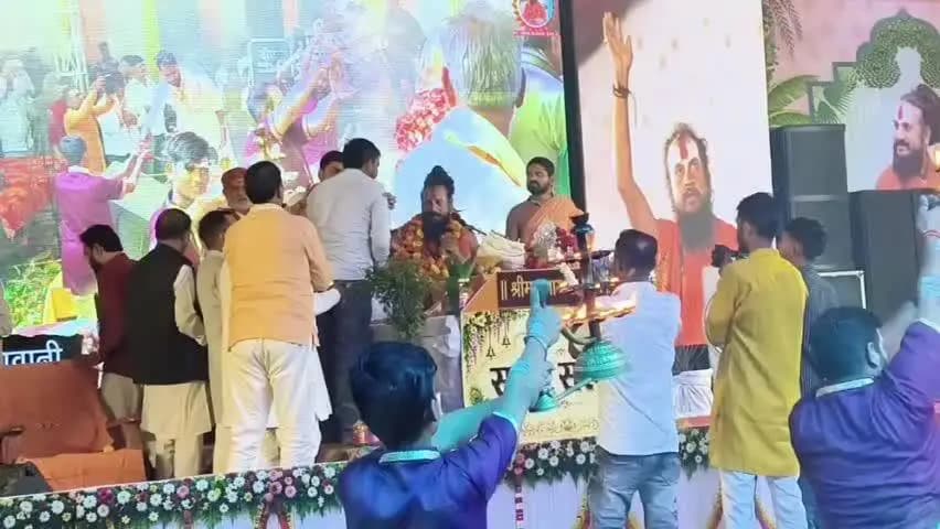 नरसिंहपुर: मुंगवानी में भागवत कथा का आयोजन, धर्मलाभ लेने पहुंच रहे हजारों श्रद्धालु; विधायक भी भक्तिभाव से झूमे