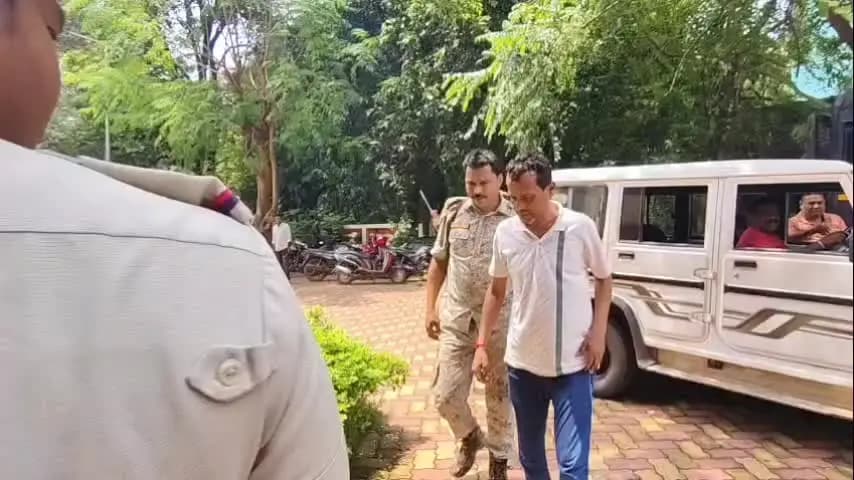 সাঁকরাইল: সাঁকরাইলে ত্রিপল ও সরকারি নথি চুরির অভিযোগে তৃণমূল নেতা অর্ঘ্য রতন পাহাড়ি গ্রেফতার