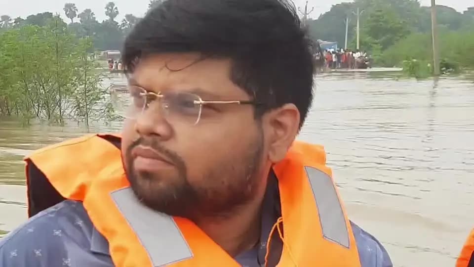 बलिया: बलिया SDO ने बाढ़ग्रस्त दियारा क्षेत्र का निरीक्षण किया