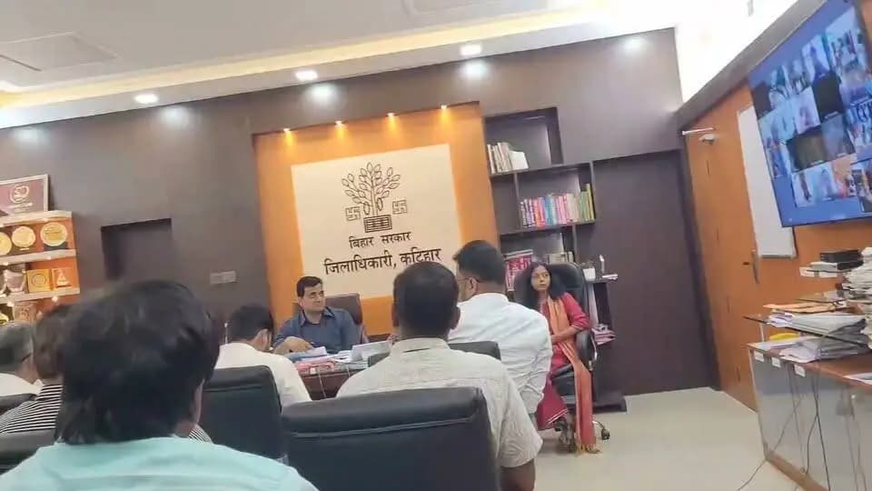 जिला पदाधिकारी, कटिहार आशुतोष द्विवेदी की अध्यक्षता में गंगा नदी के बढ़ते जलस्तर को देखते हुए संभावित बाढ़ से संबंधित समीक्षात्मक बैठक आयोजित
*बाढ़ प्रभावित क्षेत्रों में राहत एवं बचाव कार्यों हेतु अधिकारियों को दिए गए आवश्यक दिशा-निर्देश*
कटिहार,05 सितंबर 2026 शनिवार।
आज 05 सितंबर 2026 को जिला पदाधिकारी, कटिहार श्री आशुतोष द्विवेदी की अध्यक्षता में जिला पदाधिकारी के कार्यालय कक्ष में गंगा नदी के बढ़ते जलस्तर को देखते हुए वीडियो कॉन्फ्रेंसिंग के माध्यम से सभी प्रभावित अंचलाधिकारियों के साथ एक महत्वपूर्ण समीक्षात्मक बैठक आयोजित की गई।
बैठक में उप विकास आयुक्त श्रीमती नेहा कुमारी, अनुमंडल पदाधिकारी सूरज कुमार, अपर समाहर्ता श्री विनोद कुमार, अपर समाहर्ता (आपदा प्रबंधन) श्री फिरोज अख्तर, सभी संबंधित अंचलों के वरीय पदाधिकारी एवं जिलास्तरीय पदाधिकारी उपस्थित रहें।
बैठक में अंचलाधिकारी बरारी ने बताया कि गंगा नदी के जलस्तर में वृद्धि के कारण बरारी प्रखंड के दक्षिण भंडारतल एवं मोहना चांदपुर में जनजीवन अस्त-व्यस्त हो गया है। प्रभावित क्षेत्रों में लोगों की आवाजाही के लिए नाव का परिचालन शुरू कर दिया गया है। संबंधित पंचायत के मुखिया के आवेदन के अनुसार प्रभावित लोगों के लिए जल्द से जल्द सामुदायिक किचन शुरू किया जाएगा। इसके लिए सभी आवश्यक तैयारियां पूर्ण कर ली गई हैं ताकि प्रभावित लोगों को किसी भी प्रकार की असुविधा न हो।
इसके अलावा, कुर्सेला प्रखंड अंतर्गत पूर्वी मुरादपुर सहित अन्य प्रभावित पंचायतों में बाढ़ का पानी प्रवेश कर गया है, जहाँ लगभग 15 नावों का परिचालन प्रारंभ कर दिया गया है।
वहीं, अंचलाधिकारी मनिहारी ने बताया कि मनिहारी प्रखंड की कुल 7 पंचायतें प्रभावित हुई हैं, जिनमें धुरहाई पंचायत सबसे अधिक प्रभावित है। प्रभावितों की सुविधा के लिए 9 नावों का परिचालन शुरू किया गया है तथा सामुदायिक किचन की व्यवस्था करने का आश्वासन दिया गया है। दिलारपुर पंचायत में भी बाढ़ के पानी के आने की पूरी संभावना है, वहीं दक्षिण काटकोष, बाघमारा, मनोहरपुर एवं कुमारीपुर आदि पंचायतों में पानी आवागमन के रास्तों तक पहुँच चुका है, जहाँ सभी तैयारियाँ पूर्ण कर ली गई हैं।
जिला पदाधिकारी श्री आशुतोष द्विवेदी ने सभी प्रभावित क्षेत्रों की स्थिति पर गंभीर संज्ञान लेते हुए संबंधित पदाधिकारियों को दिशा-निर्देश दिए।
जिसमें सिविल सर्जन को निदेश दिया गया कि चिकित्सा व्यवस्था से संबंधित सभी प्रभावित प्रखंडों के अंतर्गत उप स्वास्थ्य केंद्रों के प्रभारी चिकित्सा पदाधिकारी सुनिश्चित करें कि प्रभावित इलाकों में मेडिकल कैंप लगाकर लोगों को आवश्यक दवाइयाँ उपलब्ध कराई जाएँ। दवाओं का भंडारण आपदा प्रबंधन विभाग द्वारा जारी मानक संचालन प्रक्रिया (SOP) के अनुरूप मानव रक्षक आवश्यक दवाओं की पर्याप्त मात्रा में भंडारण कराएँ।
पशुपालन पदाधिकारी को आदेश दिया गया कि पशुओं की सुरक्षा से संबंधित बाढ़ प्रभावित क्षेत्रों में पशुओं के लिए पर्याप्त मात्रा में पशुचारा का भंडारण करें तथा पशुओं के उपचार हेतु आवश्यक दवाइयों का पर्याप्त स्टॉक रखें।
इसके अतिरिक्त वीडियो कॉन्फ्रेंसिंग के माध्यम से जुड़े सभी अंचलाधिकारी को निर्देशित किया गया कि अंचल में उपलब्ध राहत सामग्री (पॉलीथीन सीट्स आदि) का भौतिक निरीक्षण करें और बाढ़ आश्रय स्थलों का निरीक्षण कर उनकी मरम्मत एवं रखरखाव सुनिश्चित करें। स्वच्छ पेयजल से संबंधित पदाधिकारी सभी चिन्हित राहत शिविरों में शुद्ध पेयजल की उपलब्धता सुनिश्चित करें। चापाकलों की मरम्मत कराएँ तथा आवश्यकता वाले शिविरों में नए चापाकल उपलब्ध कराएँ।
जिला पदाधिकारी ने सभी पदाधिकारियों को निर्देश दिया कि वे बाढ़ पीड़ित परिवारों की राहत एवं बचाव कार्यों में किसी भी प्रकार की लापरवाही न बरतें तथा सभी कार्य स्थापित SOP के अनुपालन में करना सुनिश्चित करें।
प्रशासन हर संभव प्रयास कर प्रभावित जनजीवन को सामान्य बनाए रखने के लिए तत्पर है।
जिला जनसंपर्क पदाधिकारी,
कटिहार।
@topfans Information & Public Relations Department, Government of Bihar Doordarshan National (DD1) Disaster Management Department Govt. of Bihar