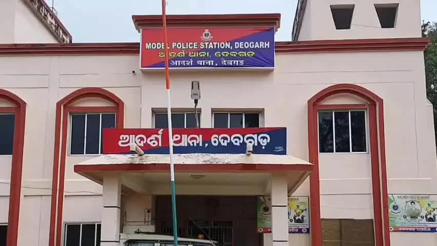 ଦେବଗଡ: କୁଶପଙ୍ଗା ନିକଟରେ ପଥର ବୋଝେଇ ହାଇୱା ଦୁର୍ଘଟଣା ନେଇ ଥାନାରେ ମାମଲା