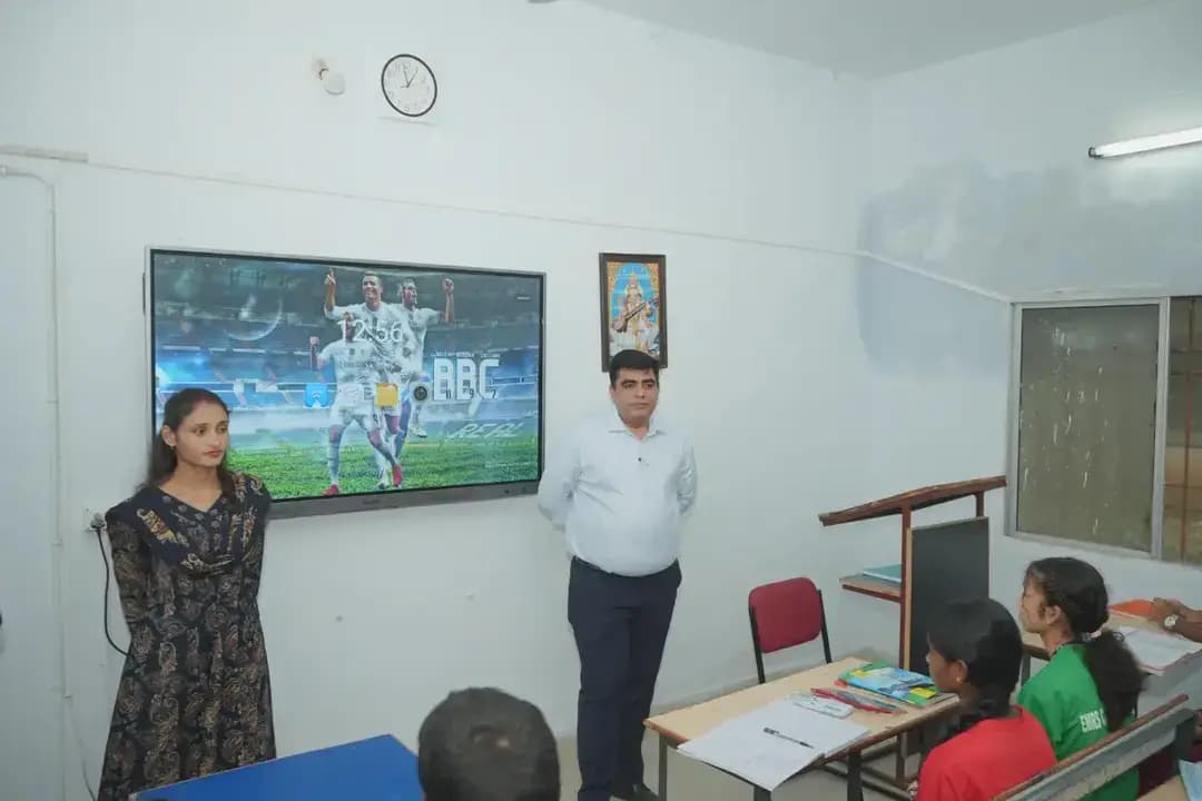 शिक्षक दिवस पर कलेक्टर श्री कुणाल दुदावत बने शिक्षक, विद्यार्थियों को पढ़ाया मेहनत और अनुशासन का पाठ...
जिला कलेक्टर श्री कुणाल दुदावत ने एक शिक्षक की भूमिका निभाते हुए प्रधानमंत्री एकलव्य आवासीय विद्यालय, छुरी पहुंचकर विद्यार्थियों से संवाद किया और उन्हें विद्यार्थी जीवन में अनुशासन, कड़ी मेहनत, दृढ़ निश्चय, समर्पण और लक्ष्य के प्रति एकाग्रता का महत्व बताया।
कलेक्टर श्री दुदावत ने कक्षा-कक्ष में विद्यार्थियों के बीच बैठकर उन्हें सफलता का मंत्र दिया और कहा कि विद्यार्थी जीवन दोबारा लौटकर नहीं आता।
#TeachersDay
#KorbaDistrict
#Chhattisgarh