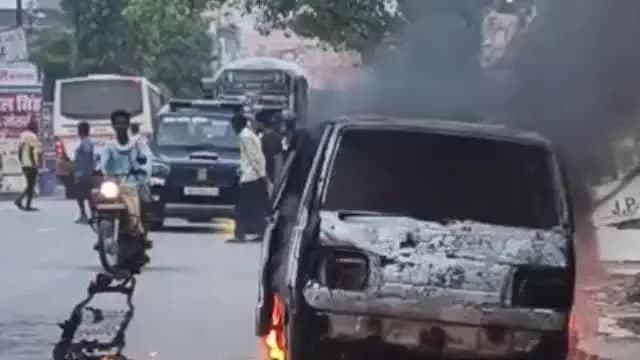 पडरौना: चलती CNG वैन आग का गोला बनी, चालक ने कूदकर बचाई अपनी जान