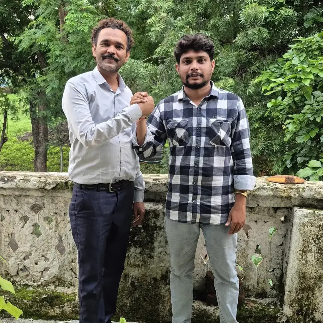 “एक मेरे मामा हैं और एक मेरे बड़े भैया—दोनों मेरे लिए बेहद सम्माननीय हैं। उनके सम्मान पर सवाल उठाने या उनके खिलाफ एक लफ़्ज़ भी गलत बोलने से पहले सौ बार सोच लेना। रिश्तों और सम्मान की मर्यादा हम अच्छी तरह समझते हैं, लेकिन उसे तोड़ने वालों को जवाब देना भी जानते हैं। याद रखना—किसी के सम्मान से खिलवाड़ करना अपने लिए मुश्किलें खड़ी करना है।” 🔥💯