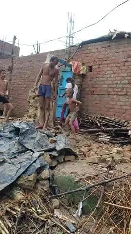 barish ke karan ghar gergaya