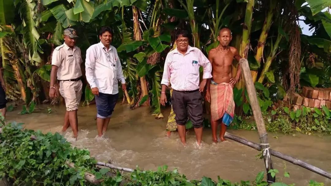 আমতা ২: আমতা ভাটোরা-জীবী চিৎনান অঞ্চলে বন্যায় ত্রাণ বিতরণ