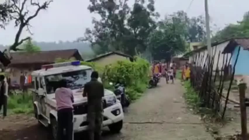 चक्रधरपुर: गोइलकेरा के सरेंगदा पहाड़ी पर पेड़ के नीचे संदिग्ध अवस्था में पुजारी हत्याकांड के आरोपी का मिला शव, गले पर जख्म के निशान