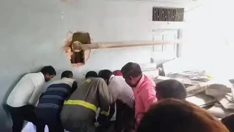 ज्ञानपुर: गोपीगंज कुएं में बेहोश पिता-पुत्र की जान पुलिस और फायर टीम ने बचाई