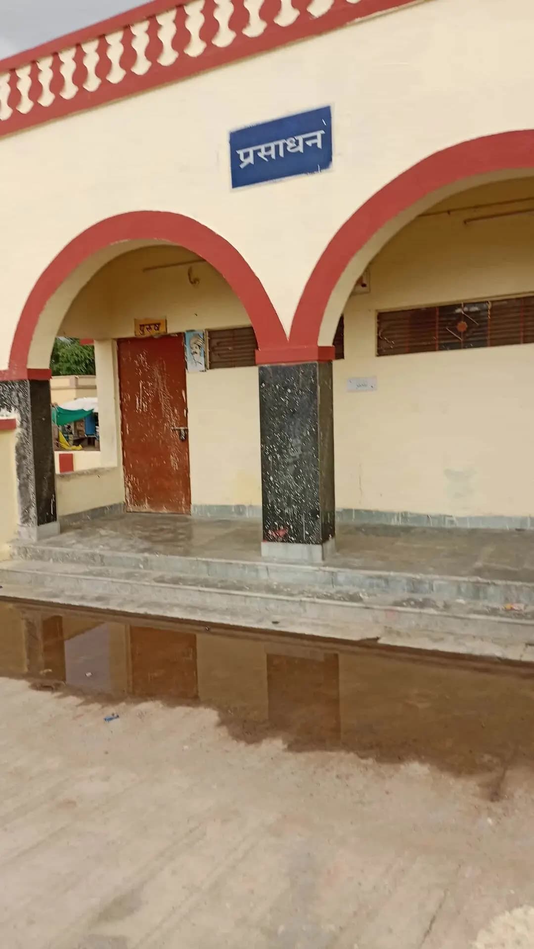 sardarsharshahar railway station pe ye toilet dikhave ke liye nhi h ,yatriyon ki suvidha ke liye h
