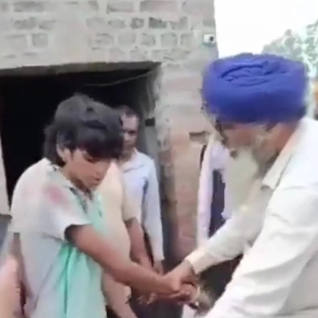 नीलोखेड़ी: करनाल में ट्यूबवेल तार चोरी के आरोप में दो युवकों को ग्रामीणों ने पकड़कर पुलिस के हवाले किया