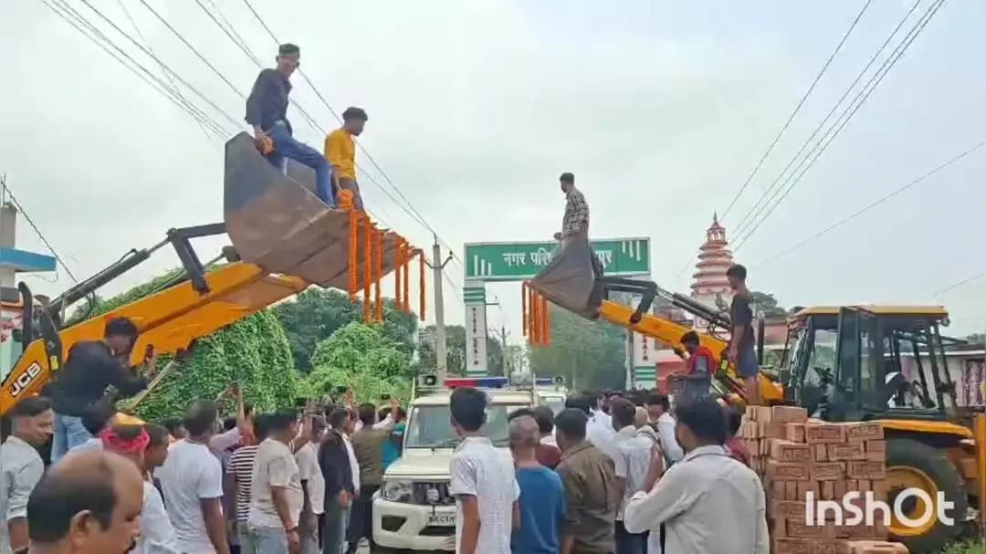 मुंगेर: जेसीबी से फूलों की बारिश के बीच केंद्रीय मंत्री ललन सिंह मुंगेर पहुंचे, जमालपुर समेत कई जगह जनसंवाद में हुए शामिल