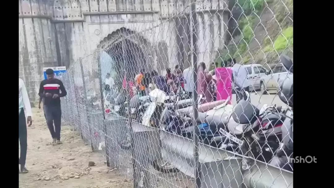 डॉ. अंबेडकर नगर: महू के पर्यटन स्थल जामगेट के आस पास लगाई गई जालिया अब नही पहुंच सकेंगे पर्यटक खतरनाक स्थान पर
